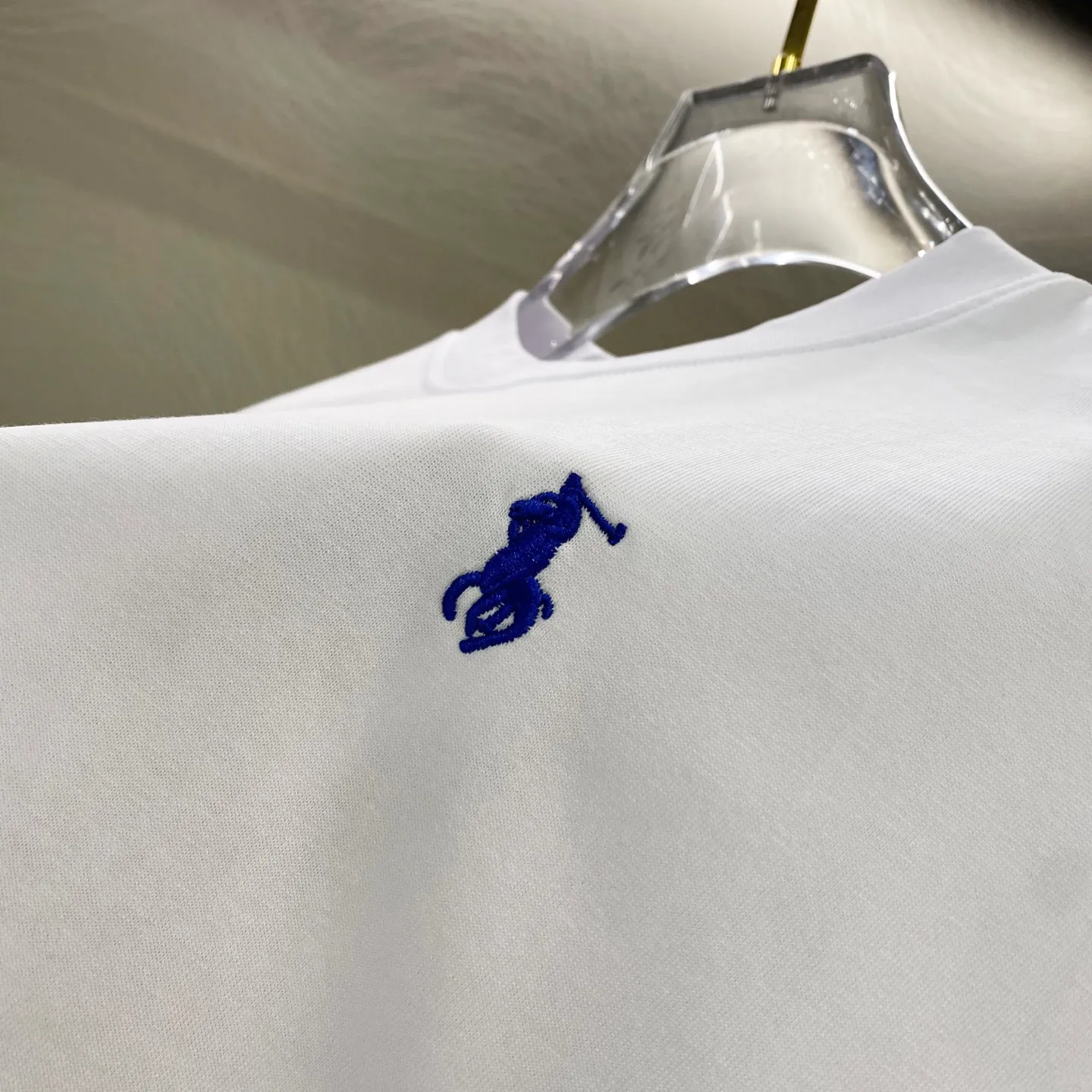 P230 Ralph Lauren new model is on the market 25ss 350G heavy washed frayed high-end embroidered long sleeves with small logo on the front and cut patch embroidery on the back for couples. A high-end simple style that you will never get tired of. Pocket patch embroidery simple style, high-end temperament wear, perfect detail processing 💯 The classic logo logo on the upper body is super good-looking. Fabric: 300g Version: Loose T-shirt Color: Black White